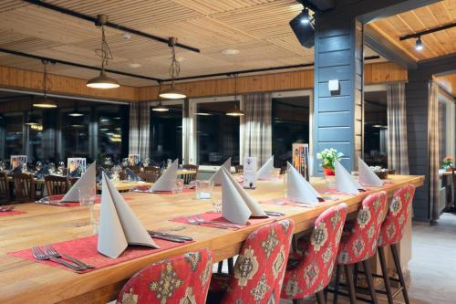 a long table with white paper boats on it at Jeris Lakeside Resort in Muonio