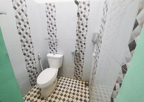 Ένα μπάνιο στο RedDoorz Syariah near Kota Cinema Mall Jatiasih