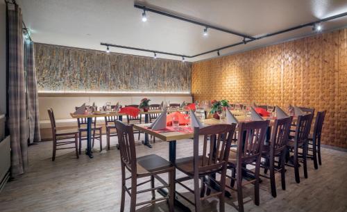 a dining room with wooden tables and chairs in a restaurant at Jeris Lakeside Resort in Muonio