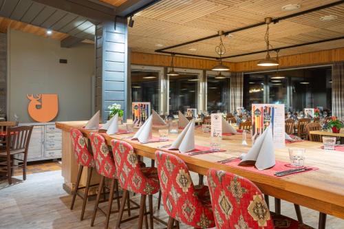 a long table with chairs and paper boats on it at Jeris Lakeside Resort in Muonio