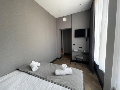 a bedroom with a bed with two towels on it at H3 Hotel Rotterdam City Center in Rotterdam