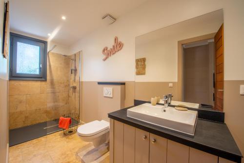 グリモーにあるRésidence Saint Pierreのバスルーム(洗面台、トイレ、シャワー付)