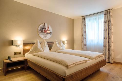 - une chambre avec un grand lit et une fenêtre dans l'établissement Hotel Cervo, à Sils-Maria
