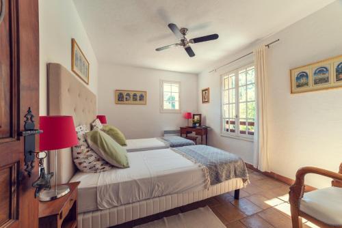 ラ・ガルド・フレネにあるVilla Fontane Provenceのベッドルーム1室(ベッド1台、シーリングファン付)