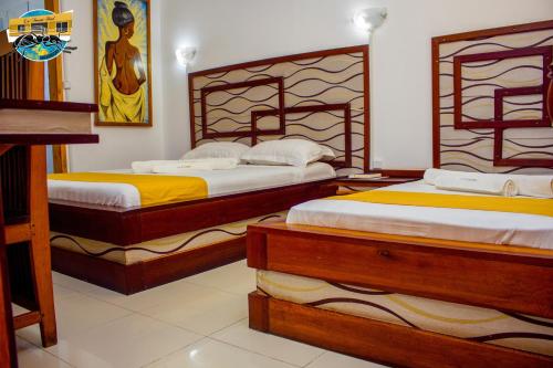 Ein Bett oder Betten in einem Zimmer der Unterkunft La Fourmi Hotel