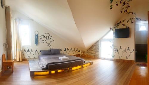 ein Schlafzimmer mit einem Bett im Dachgeschoss in der Unterkunft Duy Hotel in Da Lat