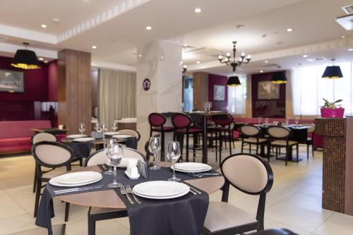 A restaurant or other place to eat at Mercure Rostov-On-Don Center