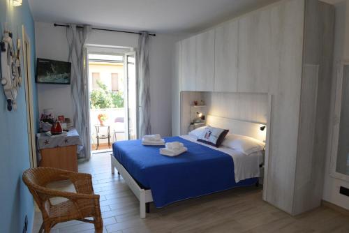 sypialnia z łóżkiem z niebieskim kocem w obiekcie B&B LaMarina w mieście Alghero