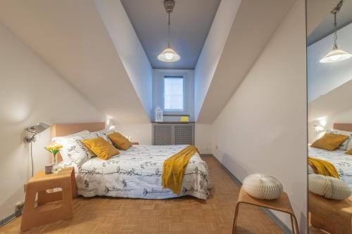 トリノにあるMassena Attic & Studio by Wonderful Italyの屋根裏のベッドルーム(ベッド2台、窓付)