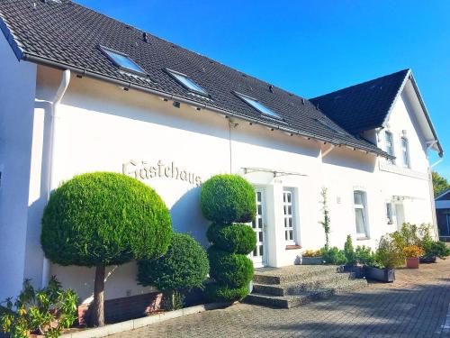 a white building with a sign on the side of it at Hotel Hemdinger Hof 