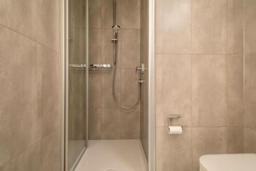 um chuveiro com uma porta de vidro na casa de banho em 1 Zimmer-appartement Nr 3 em Wangen im Allgäu