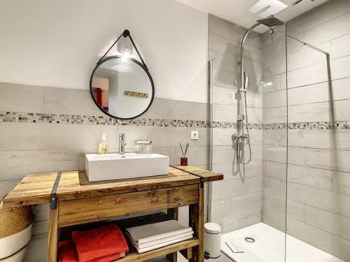 een badkamer met een wastafel en een douche bij La ferme de Pham in Belberaud
