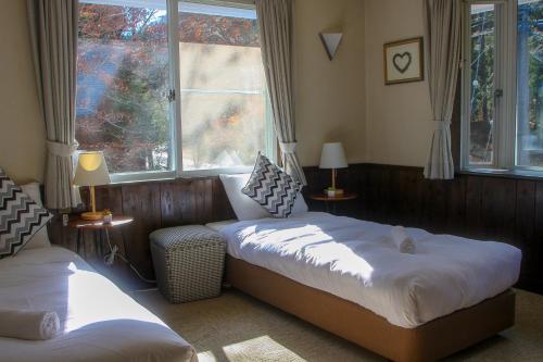 Un pat sau paturi într-o cameră la Maple Chalet Hakuba