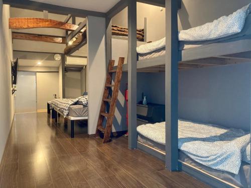 Makishimachi的住宿－Family Room Okinawa，客房设有三张双层床和梯子