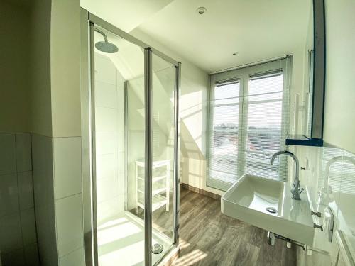 Koupelna v ubytování Prachtig Appartement dichtbij strand DO07