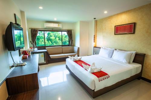 TV a/nebo společenská místnost v ubytování Phanomrungpuri Hotel Buriram