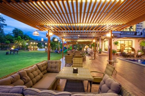 Posezení v ubytování Phanomrungpuri Hotel Buriram