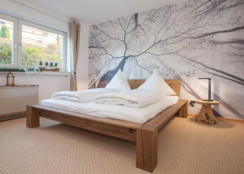 una camera da letto con un letto e un dipinto sul muro di Am Kleehagen 26-B a Winterberg