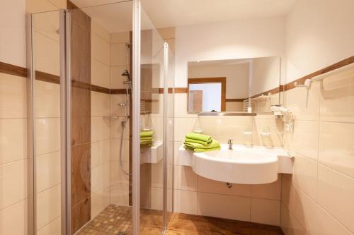 La salle de bains est pourvue d'un lavabo et d'une douche. dans l'établissement Alpengasthof Götschenalm, à Bischofswiesen