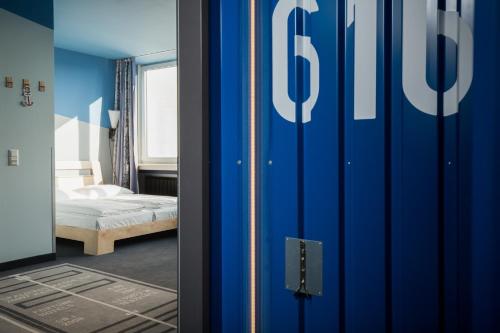 um quarto com uma porta azul e um quarto com uma cama em Superbude Hamburg St Georg em Hamburgo