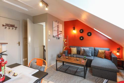 uma sala de estar com um sofá e uma mesa em Style Industriel Aux Bords de la Loire em Blois