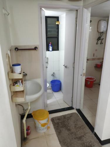een badkamer met een wastafel en een toilet in een kamer bij Rutugandh Homestay Wai, Near Panchgani in Wai