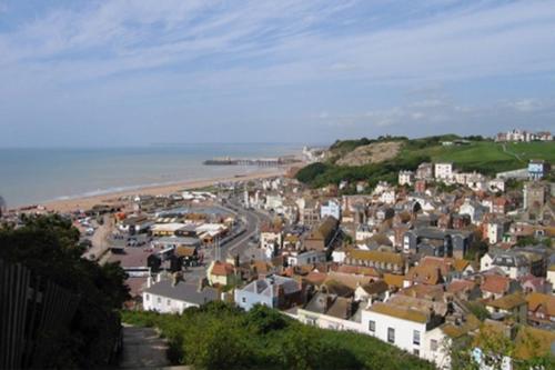 a small town with a beach and a city at NORTHRISE RETREAT in Hastings