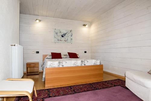 アオスタにあるLa Maison Rose CIR 0244のベッドルーム1室(赤い枕のベッド1台付)