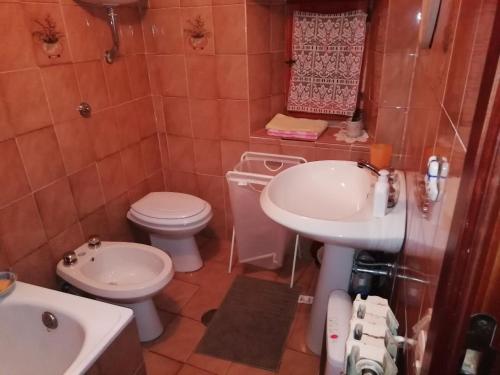 a small bathroom with a toilet and a sink at Appartamento indipendente tra Amatrice e Leonessa in Favischio