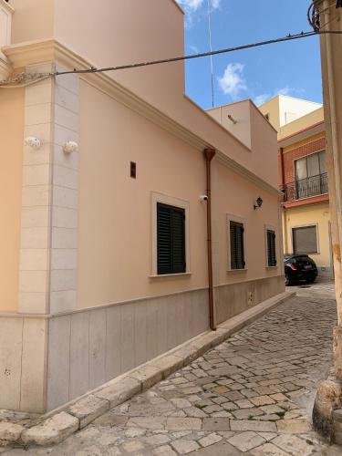 a side view of a building at Piazza del Popolo in San Pietro Vernotico