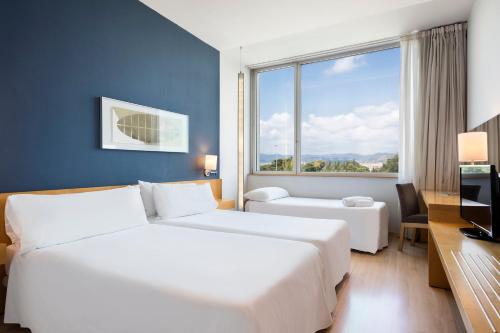 um quarto de hotel com duas camas e uma janela em Hotel Barcelona Aeropuerto, affiliated by Meliá em El Prat de Llobregat