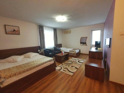 una camera d'albergo con letto e scrivania di Moldotour a Iaşi