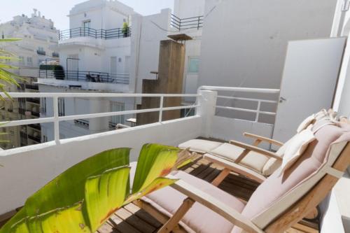 un balcón con 2 tumbonas en un barco en Valencia Luxury - Boutique Center, en Valencia