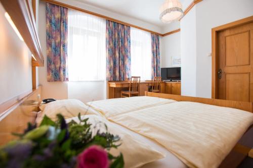 
Ein Bett oder Betten in einem Zimmer der Unterkunft Hotel-Garni Goldenes Kreuz
