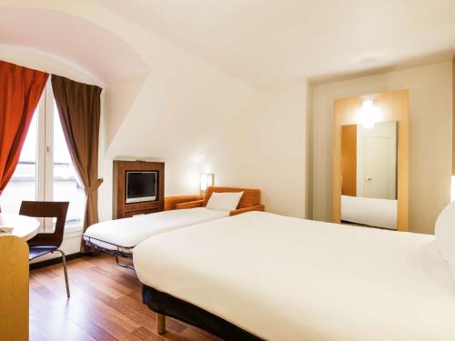 Ліжко або ліжка в номері ibis Versailles Château