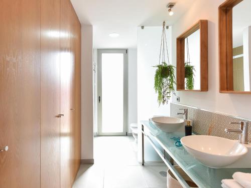 ein Badezimmer mit 2 Waschbecken und einem Spiegel in der Unterkunft Los Dragos Salobre Golf Villas 3 by VillaGranCanaria in Maspalomas