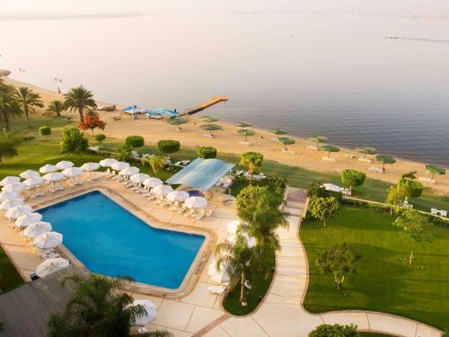 Utsikt mot bassenget på Mercure Ismailia Forsan Island eller i nærheten