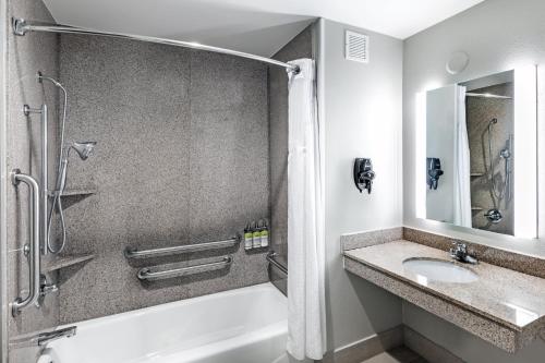 Bilik mandi di Holiday Inn Express and Suites Pryor by IHG