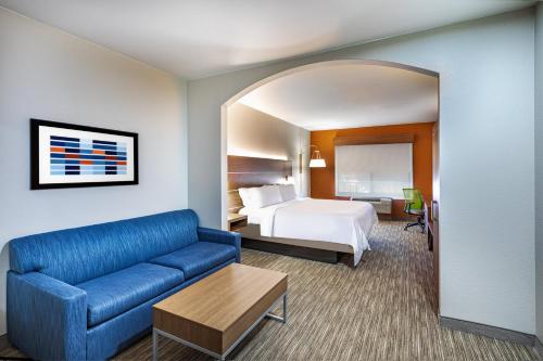 Imagen de la galería de Holiday Inn Express and Suites Pryor, an IHG Hotel, en Lusta