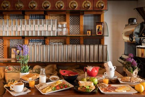 ein Tisch mit vielen Tellern voller Essen in der Unterkunft Hotel La Chancla in Málaga