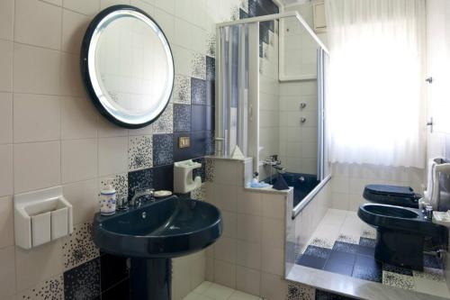 トラーパニにあるArmonia B&Bのバスルーム(洗面台2台、鏡付)