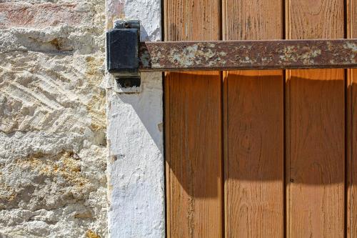 a wooden door with a metal hinge on a building at GMOAHOUSE in Oggau