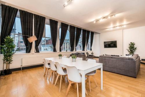 uma sala de estar com uma mesa branca e cadeiras em Host & Stay - Exchange Quarters em Liverpool