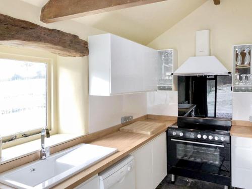 A kitchen or kitchenette at De Ferrers 