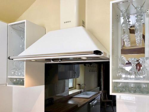 A kitchen or kitchenette at De Ferrers 