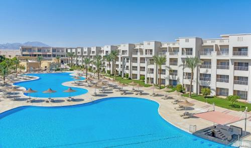 eine Luftansicht eines Resorts mit einem großen Pool in der Unterkunft Solymar Soma Beach in Hurghada