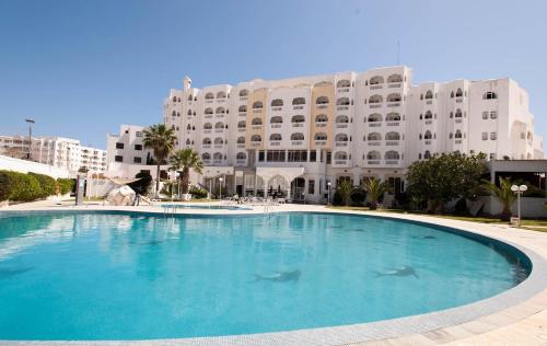 ein großer Pool vor einem großen Gebäude in der Unterkunft City Business Monastir Center in Monastir