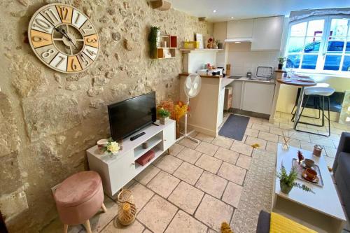 - un salon avec une grande horloge murale dans l'établissement Cocon de Douceur : Apaisement et Harmonie intérieure, à Blois