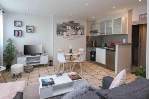 un salon avec un canapé et une table et une cuisine dans l'établissement Charme & Cocooning : Belle Vue sur la Loire, à Blois