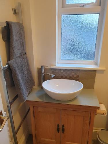 bagno con lavandino e finestra di The Summer Room a Norwich